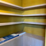 Boekenplanken en bedstee in Broek op Langedijk door MWTO